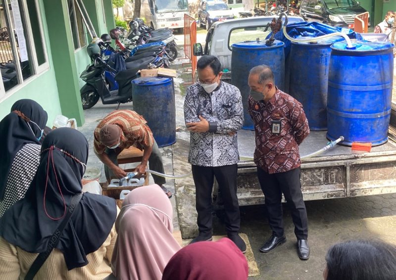 Operasi pasar minyak goreng curah yang diadakan di kompleks Balai Kota Yogyakarta pada Kamis (7/4/2022). Foto: Humas Pemkot Yogya