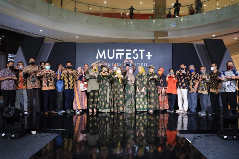 Puluhan baju karya desainer Kabupaten Blora tampil pada acara Muslim Fashion Festival (Muffest)+, di Hartono Mal Yogyakarta, Sabtu (9/4/2022). Foto: Diskominfo Jateng