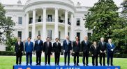 Presiden Joko Widodo (kelima kanan), Presiden Amerika Serikat Joe Biden (tengah) dan pimpinan negara ASEAN melakukan foto bersama pada KTT Khusus ASEAN-AS di Gedung Putih, Washington DC, Amerika Serikat, Jumat (13/5/2022). Pertemuan khusus tersebut dalam rangka memperkuat kemitraan ASEAN-AS. (Foto: BPMI Setpres)