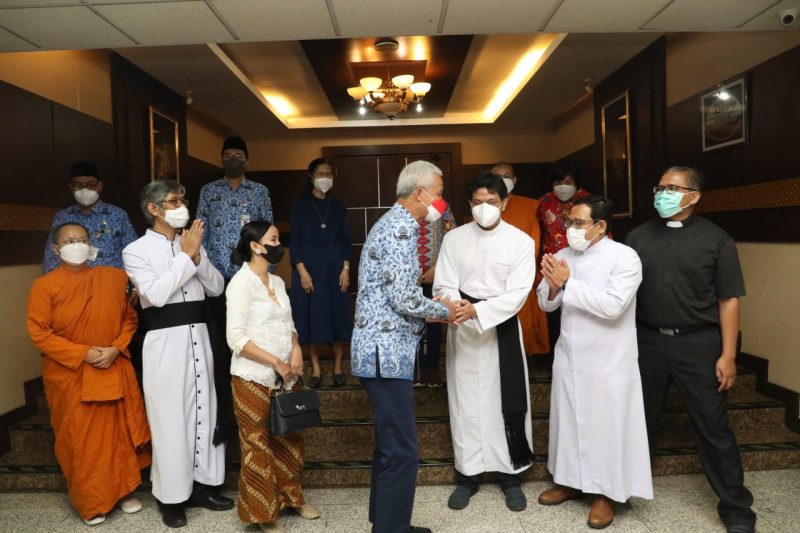 Gubernur Jawa Tengah Ganjar Pranowo menerima silaturahmi dari Keuskupan Agung Semarang, di Kantor Gubernur, Selasa (17/5/2022). Foto: Humas Jateng