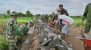 Prajurit TNI dan masyarakat bahu membahu mengerjakan pembangunan talut. (Foto: Pendim 0732/Sleman)