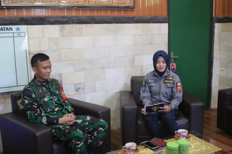 Dandim Sleman Letkol Arief saar lakukan wawancara dengan Pendam IV/Diponegoro.  (Foto: Pendim 0732/Sleman)