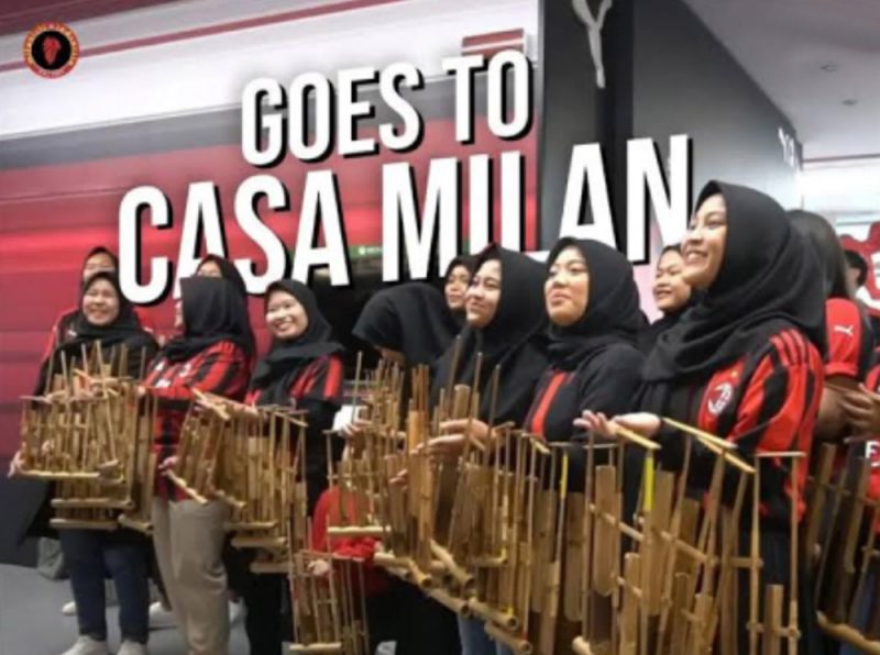 Komunitas seni Rumah Angklung yang berkolaborasi dengan Milanisti Indonesia mengenalkan angklung di masrkas klub sepak bola AC Milan, Milan, Italia. (Foto: milanisti.or.id)