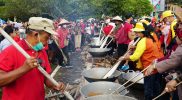 Tradisi Mangenta dari Kalimantan Tengah pada Festival Budaya Isen Mulang (FBIM) berhasil tercatat dalam Museum Rekor Indonesia (MURI) dengan kategori peserta terbanyak. Foto: MC.Isen Mulang