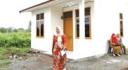 Warga korban tsunami melintas di depan rumah barunya di Gampong Ulee Lheu, Meuraxa, Banda Aceh. Masyarakat dunia kagum dengan Indonesia kala harus membangun kembali kawasan yang terdampak Tsunami. ANTARA FOTO