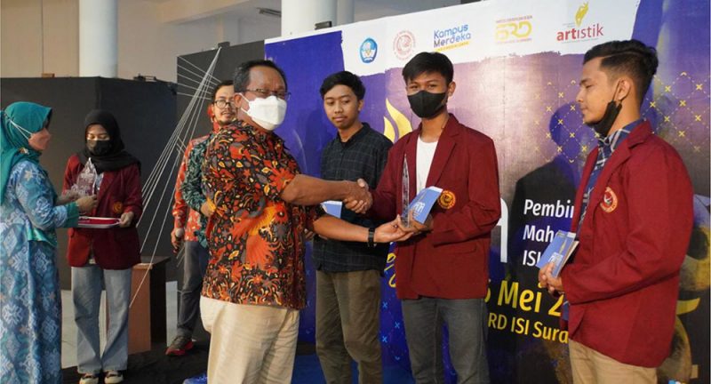 Awarding Night Aradhana Fest 2022 merupakan salah satu program kegiatan untuk mengapresiasi pameran pembinaan mahasiswa berprestasi. Foto: Dok.ISI Surakarta