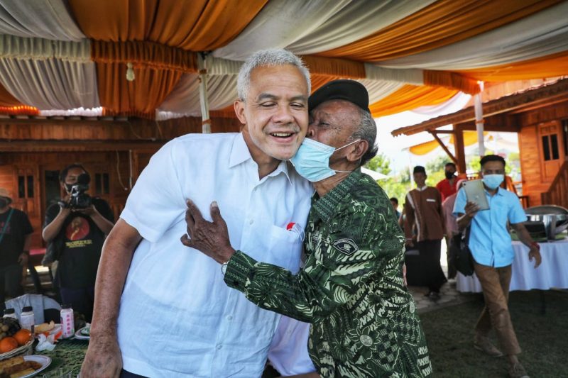 Ganjar Pranowo bertemu dengan guru SD-nya, Wagiyo. (Foto: Humas Jateng