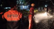 BPBD Kabupaten Purwakarta bersama tim gabungan melakukan kaji cepat dan perbaikan pada akses jalan pemukiman warga yang mengalami kerusakan akibat banjir, Rabu (4/5/2022). Foto: BPBD Kabupaten Purwakarta