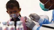 Ilustrasi: Petugas kesehatan menyuntikkan vaksin Covid-19 pada seorang anak saat acara Wisata Vaksin Covid-19 untuk siswa TK dan SD di kawasan Sumber Wangi Kota Madiun, Jawa Timur, Rabu (6/4/2022). ANTARA FOTO/Siswowidodo/aww