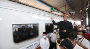 Sekda Provinsi Jawa Tengah, Sumarno melepas keberangkatan angkutan balik gratis Pemprov Jateng 2022 di Stasiun Poncol Semarang, Minggu (8/5/2022). (Foto: Humas Jateng)