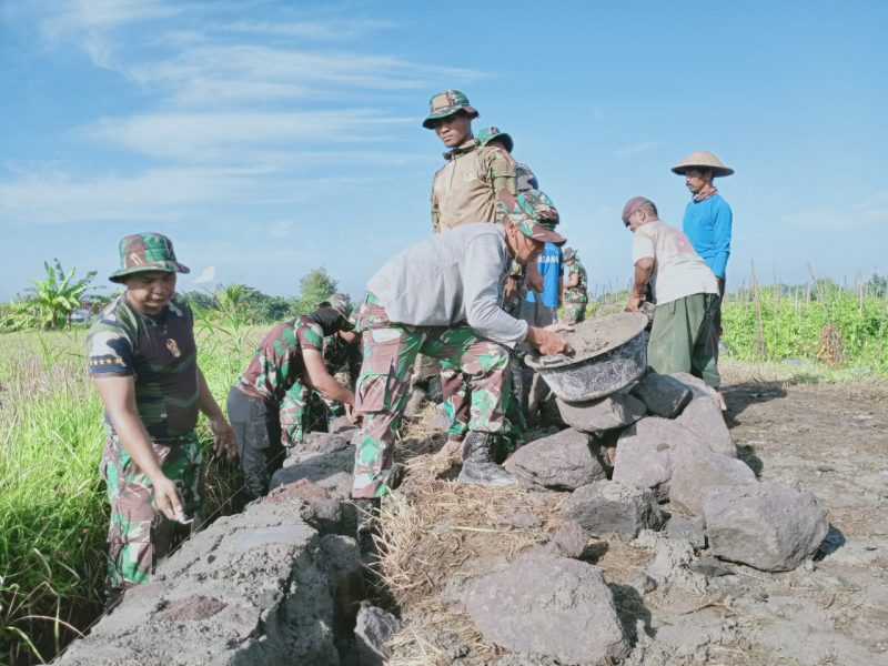 Sardiwidarto turut bergabung membantu karya bakti prajurit TNI bersama warga lainnya di program TMMD Kodim Sleman.  (Foto: Pendim 0732/Sleman)  