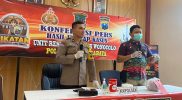 Polsek Wonocolo, Surabaya gelar jumpa pers pelaku pembuang bayi. Foto: selalu.id