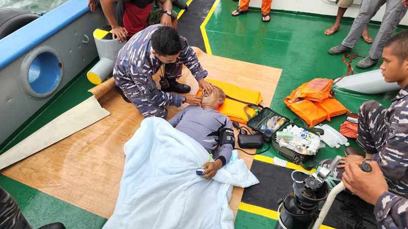 KRI LDG-632 dibantu dengan unsur kapal Bakamla melaksanakan pertolongan terhadap ABK kapal tersebut dan terdapat 1 korban atas nama Abdul Jamal (Nahkoda) yang sudah dalam kondisi kritis serta berapa penumpang mengalami luka ringan. Foto: Dispenal