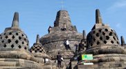 Memperingati Hari Purbakala, pegawai Balai Konservasi Borobudur (BKB) membersihkan Candi Borobudur di Kabupaten Magelang, Selasa (14/6/2022). Foto: Ist/beritamagelang