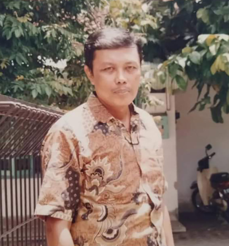 FX Subroto di depan kantor Redaksi Djaka Lodang pada 1994. Foto: Dok.Keluarga