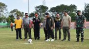Danrem 072/Pamungkas Lakukan Kick Off Piala Kasad Liga Santri 2022 di Stadion Candradimuka Kebumen, Senin (20/6/2022). Foto: Penrem 072/Pmk