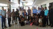 Sembilan WNI yang dideportasi karena melakukan pelanggaran perlintasan wilayah perbatasan RI-Timor di Belu secara ilegal. Foto: ANTARA