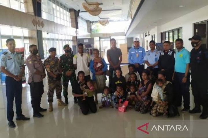 Sembilan WNI yang dideportasi karena melakukan pelanggaran perlintasan wilayah perbatasan RI-Timor di Belu secara ilegal. Foto: ANTARA