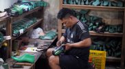 Twentino Shoes, dalam sehari mampu menghasilkan 30 pasang sepatu kulit sapi dengan pemilihan bahan yang berkualitas dan pengerjaan yang teliti. Foto: Kominfo Klaten