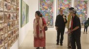 Yani Sapto Hudoyo mengapresiasi karya seni rupa di pameran Miracle at Jogja Gallery. Foto: Ist