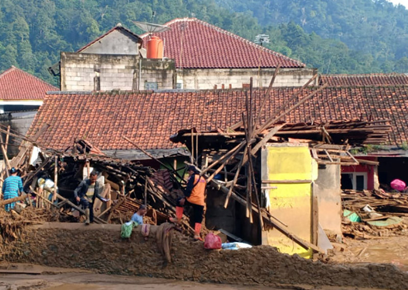 Beberapa potongan batang pohon beserta material lumpur yang terbawa arus mengenai beberapa rumah warga sehingga mengakibatkan kerusakan di Desa Purasari di Kecamatan Leuwiliang, Kabupaten Bogor, Jawa Barat, Rabu (22/6/2022). Foto:BPBD Kabupaten Bogor