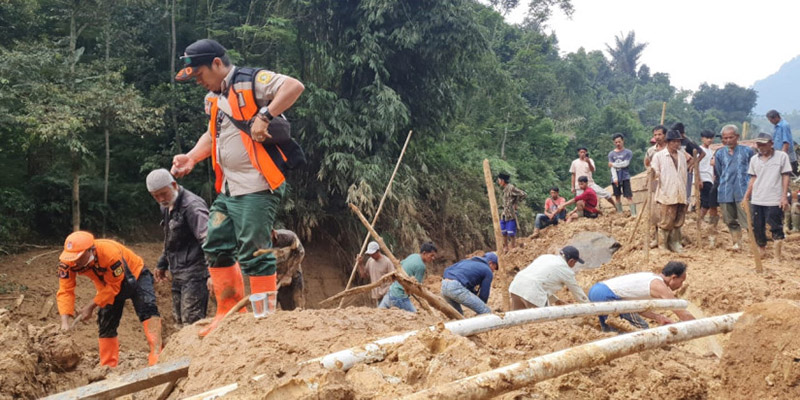 Seorang warga meninggal dunia dan satu lainnya hilang dalam peristiwa banjir dan tanah longsor yang terjadi di Desa Cibunian, Kecamatan Pamijahan, Kabupaten Bogor, Jawa Barat, Rabu (22/6/2022). (Foto: BPBD Kabupaten Bogor 