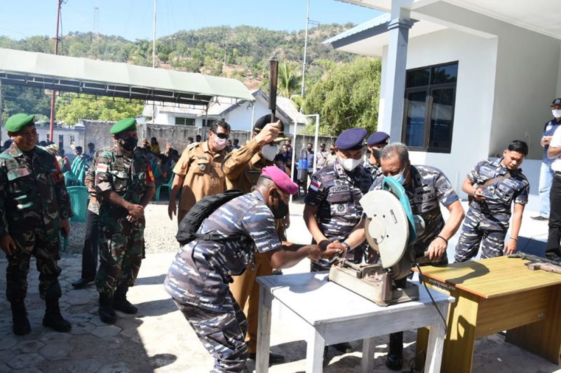 Warga masyarakat di Perbatasan Republik Indonesia dan Timor Leste di Desa Dualas kecamatan Kakuluk Mesak secara sukarela menyerahkan empat pucuk senjata api rakitan. Foto: Dispenal