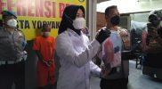 Tersangka DP dihadirkan dalam jumpa pers di Polresta Yogyakarta, Senin (27/6/2022). Foto: Instagram @polresjogja