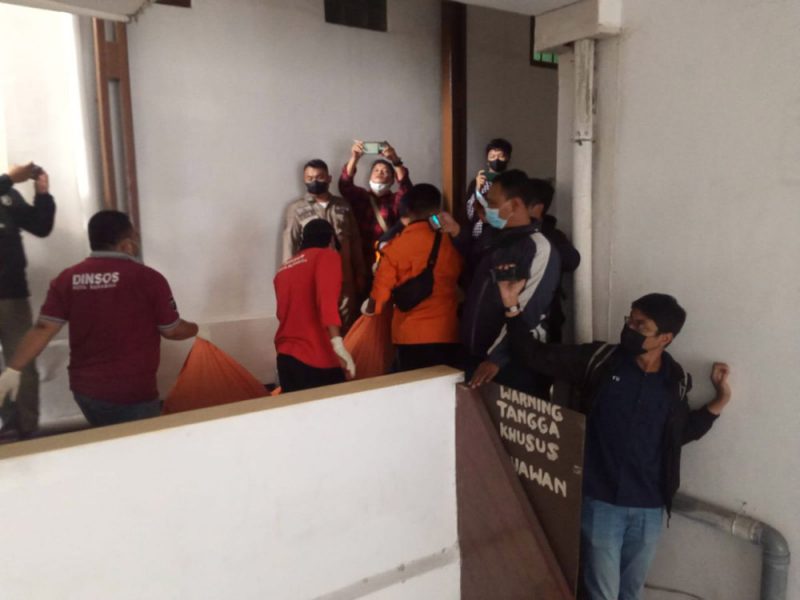 Evakuasi jenazah wanita tewas di hotel di Surabaya. Foto: Ist/selalu.id