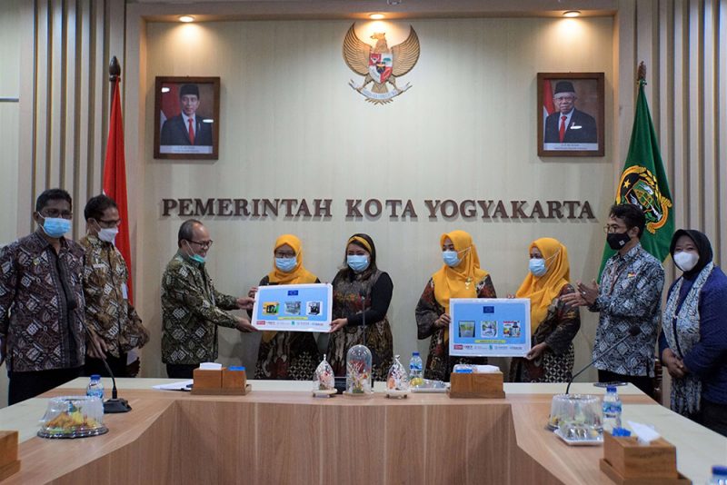 Penyerahan bantuan untuk UMKM dilakukan secara simbolis di Balai Kota Yogyakarta, Kamis (2/6/2022). Foto: Humas Pemkot Yogya