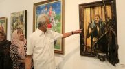 Ganjar Pranowo mengunjungi pameran lukisan Pesona Budaya Nusantara di Gedung Taman Budaya Jawa Tengah Surakarta, Jumat (3/6/2022). Foto: Humas Jateng