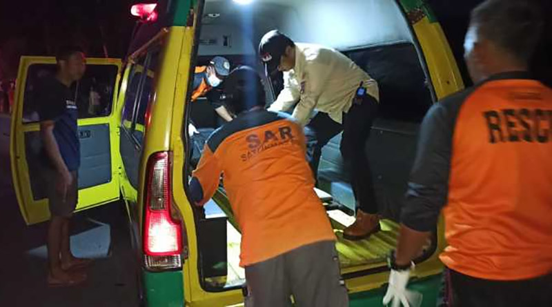 Korban kecelakaan dievakuasi petugas. Foto: Dok.SAR Kaliurang