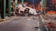 Mobil Avanza yang mengalami laka tunggal, terguling setelah tabrak tiang Pos TPR Parangtristis, Senin (11/7/2022) dini hari. Foto: Ist