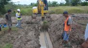 Pengerjaan saluran instalasi pipa air bersih yang dikerjakan secara maraton di lingkungan pemukiman dan asrama Korem 174/ATW, Kamis (14/7/2022). Foto: Penrem 174 Merauke