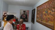 Ganjar Pranowo mengunjungi rumah sekaligus studio Mbah Tris dan Mbah Ning di Solo. Foto: Humas Jateng