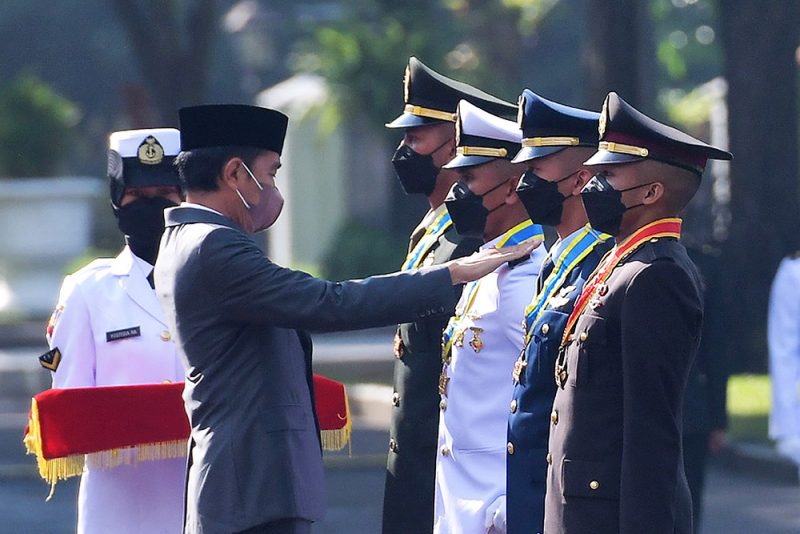 Presiden RI Joko Widodo melantik 754 orang calon perwira remaja (capaja) Tentara Nasional Indonesia dan Kepolisian Negara Republik Indonesia (Polri). Foto: BPMI Setpres 