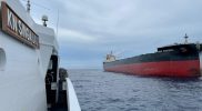 KN Singa Laut-402 Badan Keamanan Laut Republik Indonesia (Bakamal RI) mengusir kapal Marshall Islands yang melakukan anomali di Alur Laut Kepulauan Indonesia (ALKI) II di perairan Kalimantan Bagian Utara, Kamis (30/6/2022). Foto: Humas Bakamla