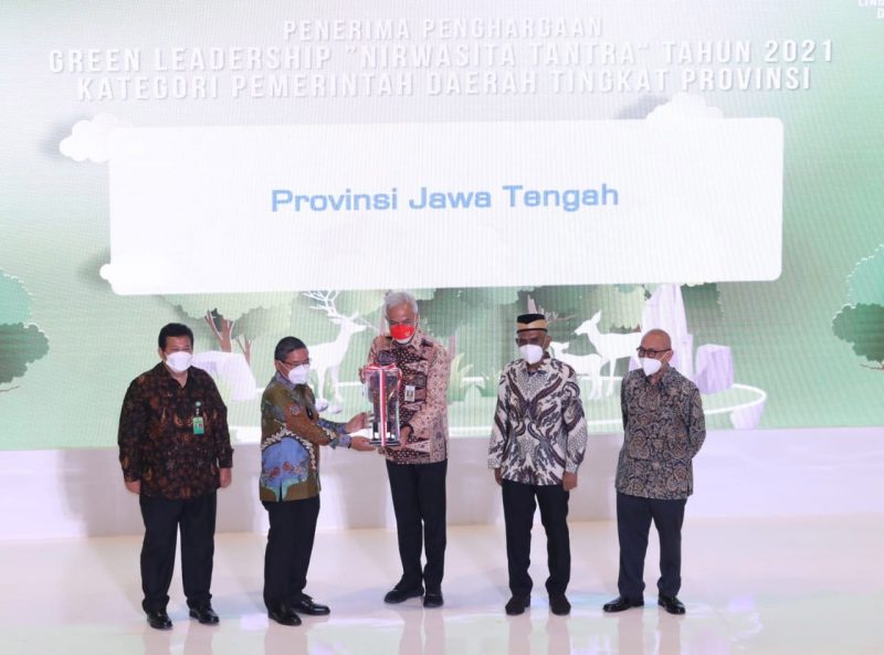 Ganjar Pranowo menerima penghargaan Green Leadership Nirwasita Tantra 2021 dari Kementerian Lingkungan Hidup dan Kehutanan (KLHK). Foto: Humas Jateng