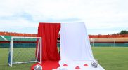 Bacground kain merah putih pada foto launching jersey Madura United. Foto: Ist/selalu.id
