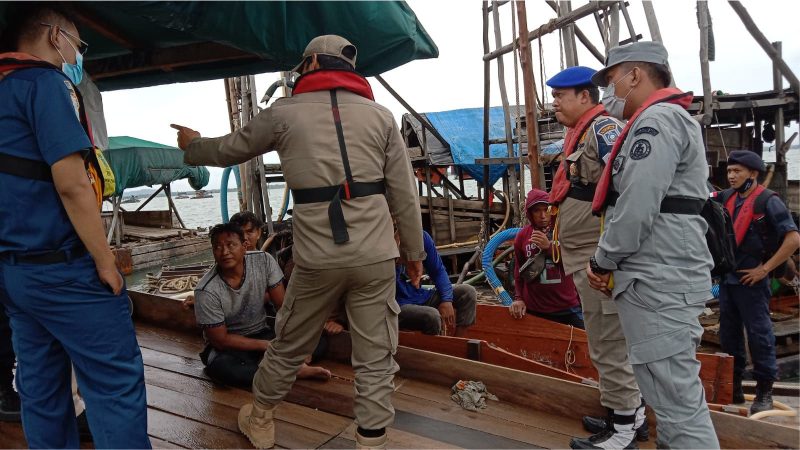 Personel SB Babel yang tergabung dalam Tim Penegakan Ketertiban Pertambangan Ilegal menertibkan masyarakat yang melaksanakan penambangan timah secara ilegal di perairan Belinyu, Bangka. Foto: Humas Bakamla RI