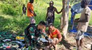 Team Mobile Clinic Satgas Pamtas Yonif Raider 142/KJ melayani pengobatan gratis warga di pedalaman Papua. Foto: Satgas Yonif Raider 142/KJ