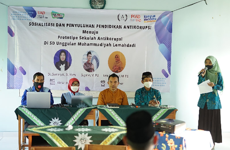 Sosialisasi Pendidikan Antikorupsi di SD Unggulan Muhammadiyah Lemahdadi oleh Tim PKM UAD dan Forum PAK SIJI DIY. Foto: Ist