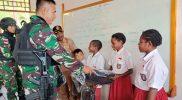 Satgas Pamtas Yonif Raider 142/KJ membagikan peralatan sekolah berupa tas dan buku sekolah secara gratis kepada anak-anak Sekolah Dasar Negeri 1 Timur Gari untuk meningkatkan minat belajar di Desa Tina, Distrik Igari, Kabopaten Tolikara, Papua, Kamis (28/7/2022). Foto: Satgas Pamtas Yonif Raider 142/KJ