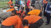 Tim BPBD Surabaya mengevakuasi korban bunuh diri. Foto: selalu.id