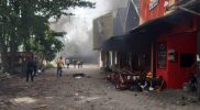 Kerusuhan pecah di Babarsari. Sejumlah ruko dan kendaraan dibakar, buntut bentrok dua kelompok. Foto: Ist