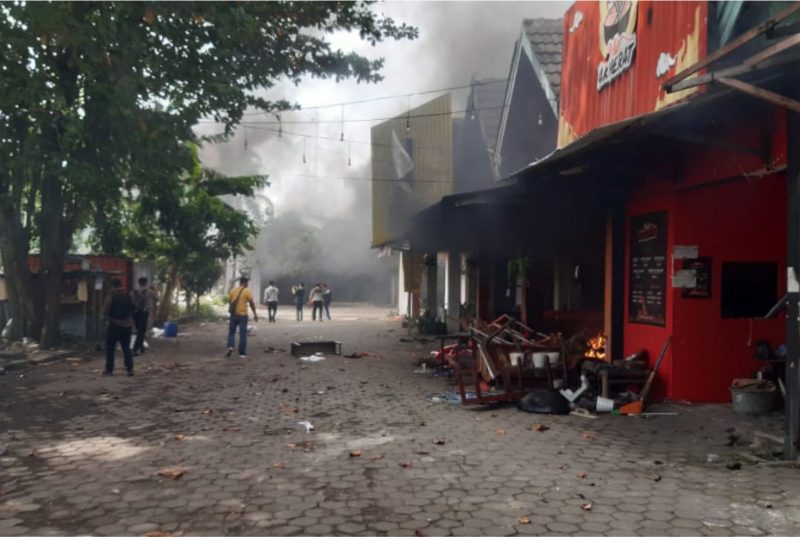 Kerusuhan pecah di Babarsari. Sejumlah ruko dan kendaraan dibakar, buntut bentrok dua kelompok. Foto: Ist