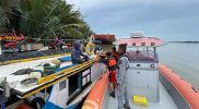 Bakamla RI melalui Unsur Patroli KN Singa Laut 402 yang tergabung dalam tim SAR berhasil evakuasi KM Putra Senjai Jaya 2 yang hilang kontak di perairan Tarakan dan Bunyu, Kalimantan Utara, Jumat (8/7/2022). Foto: Humas Bakamla RI
