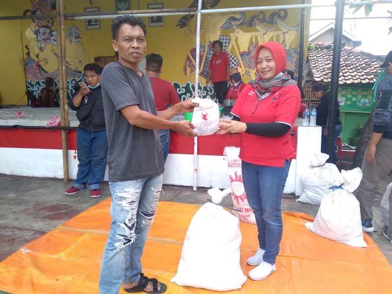Pengurus dan anggota PDIP Kota Yogyakarta bagikan daging kurban.  (Foto: Istimewa)