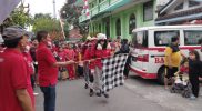 GM Deddy melepas peserta jalan sehat Kampung Notoyudan. (Foto: Istimewa)