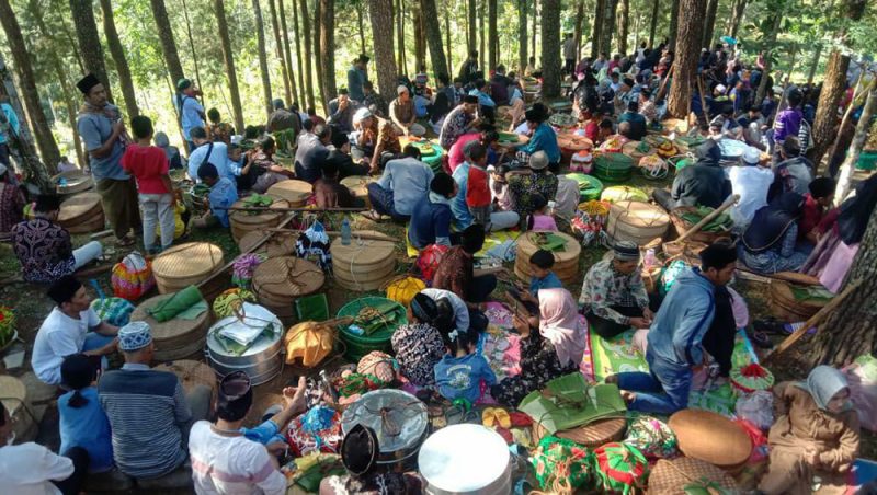 Tradisi Nyadran Suro di Makam Kiai Kramat di Desa Tlogopucang, Kecamatan Kandangan, Kabupaten Temanggung. Foto: MC.TMG